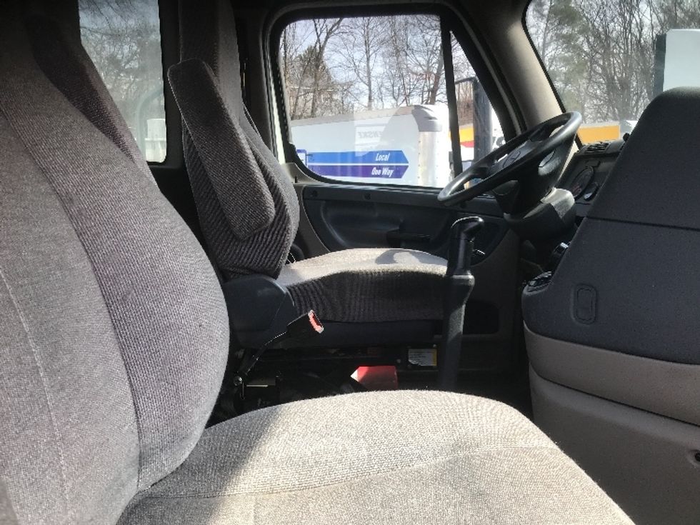 Day Cab Tractor-Heavy Duty Tractors-Freightliner-2018-Cascadia 12564ST-Braintree-MA-300,643\n\t\tmiles-$ 39,000 - Image 14