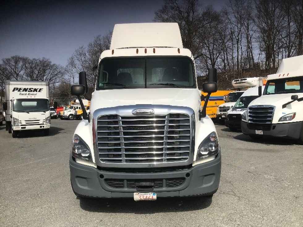Day Cab Tractor-Heavy Duty Tractors-Freightliner-2018-Cascadia 12564ST-Braintree-MA-300,643\n\t\tmiles-$ 39,000 - Image 2