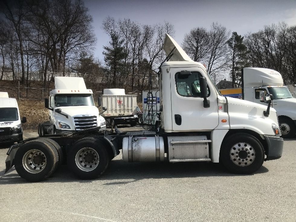Day Cab Tractor-Heavy Duty Tractors-Freightliner-2018-Cascadia 12564ST-Braintree-MA-300,643\n\t\tmiles-$ 39,000 - Image 8