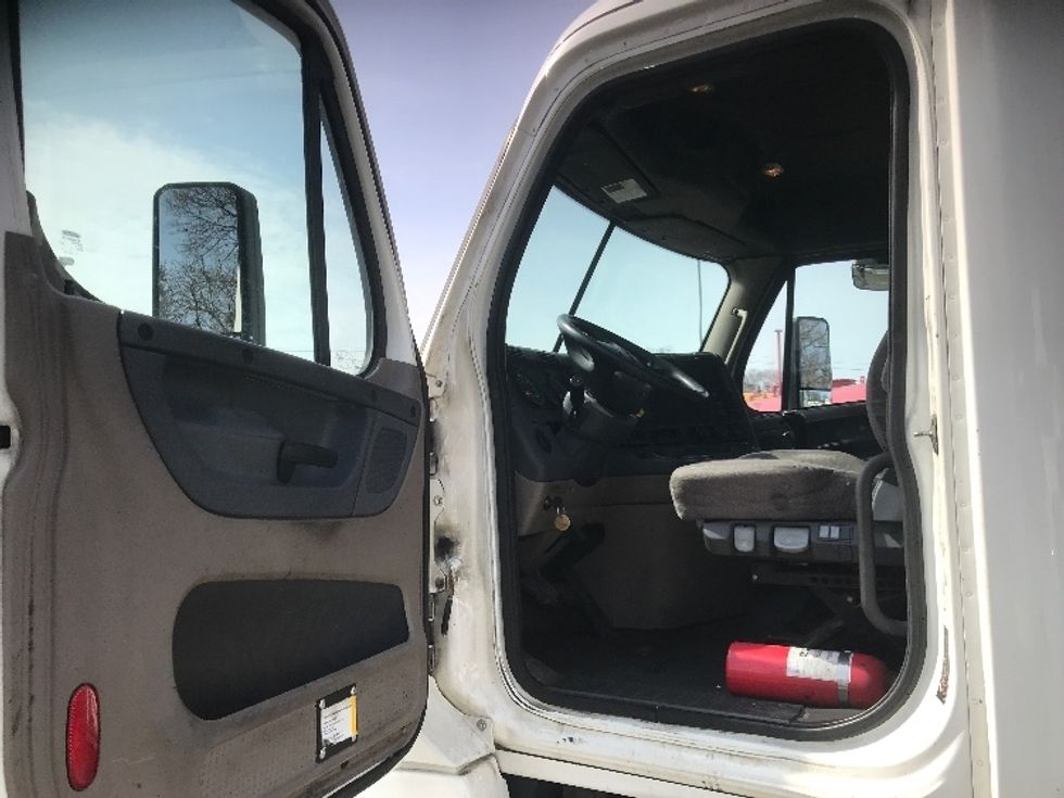 Day Cab Tractor-Heavy Duty Tractors-Freightliner-2018-Cascadia 12564ST-Braintree-MA-300,643\n\t\tmiles-$ 39,000 - Image 9