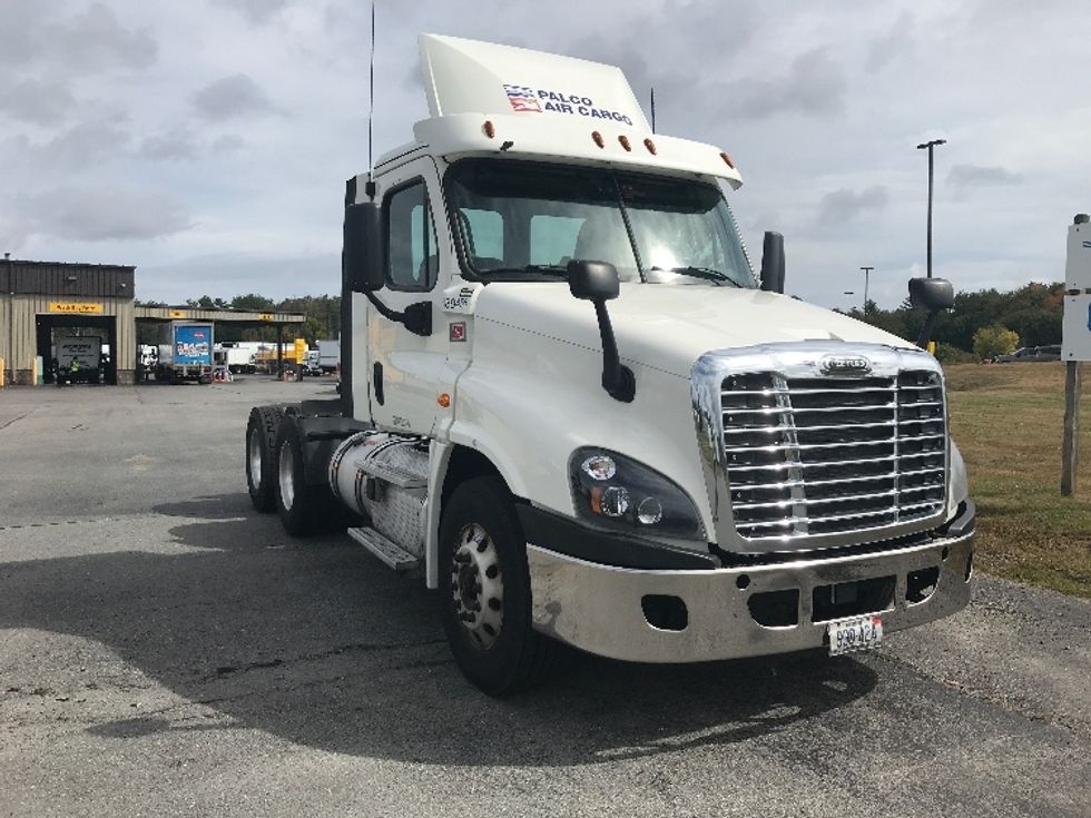 Day Cab Tractor-Heavy Duty Tractors-Freightliner-2018-Cascadia 12564ST-Braintree-MA-585,093\n\t\tmiles-$ 28,750 - Image 1