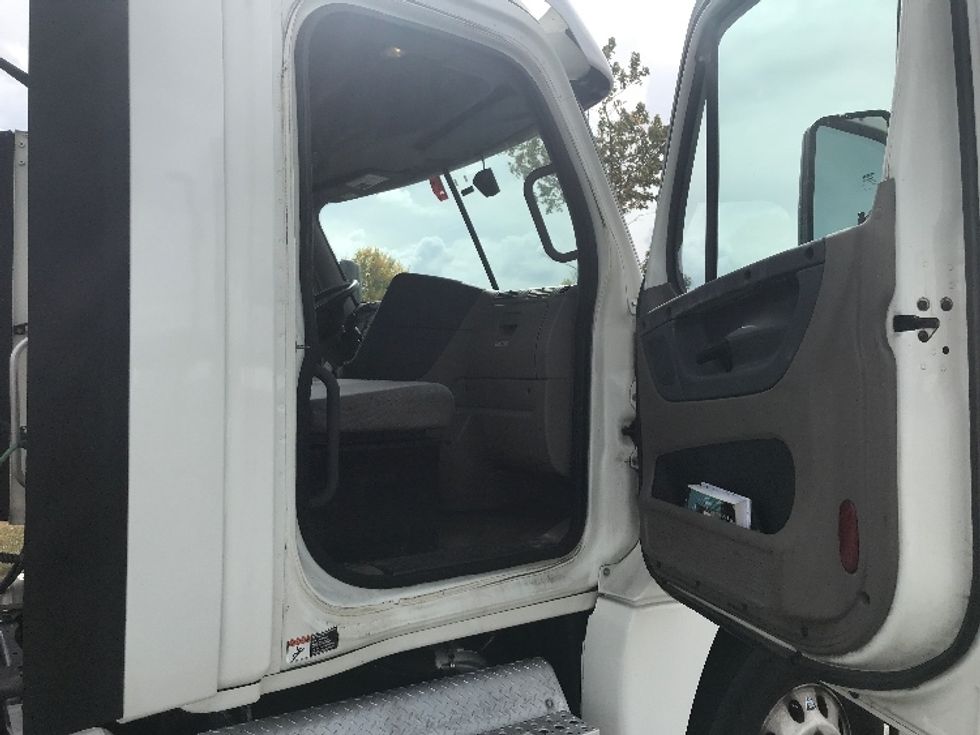 Day Cab Tractor-Heavy Duty Tractors-Freightliner-2018-Cascadia 12564ST-Braintree-MA-585,093\n\t\tmiles-$ 28,750 - Image 12