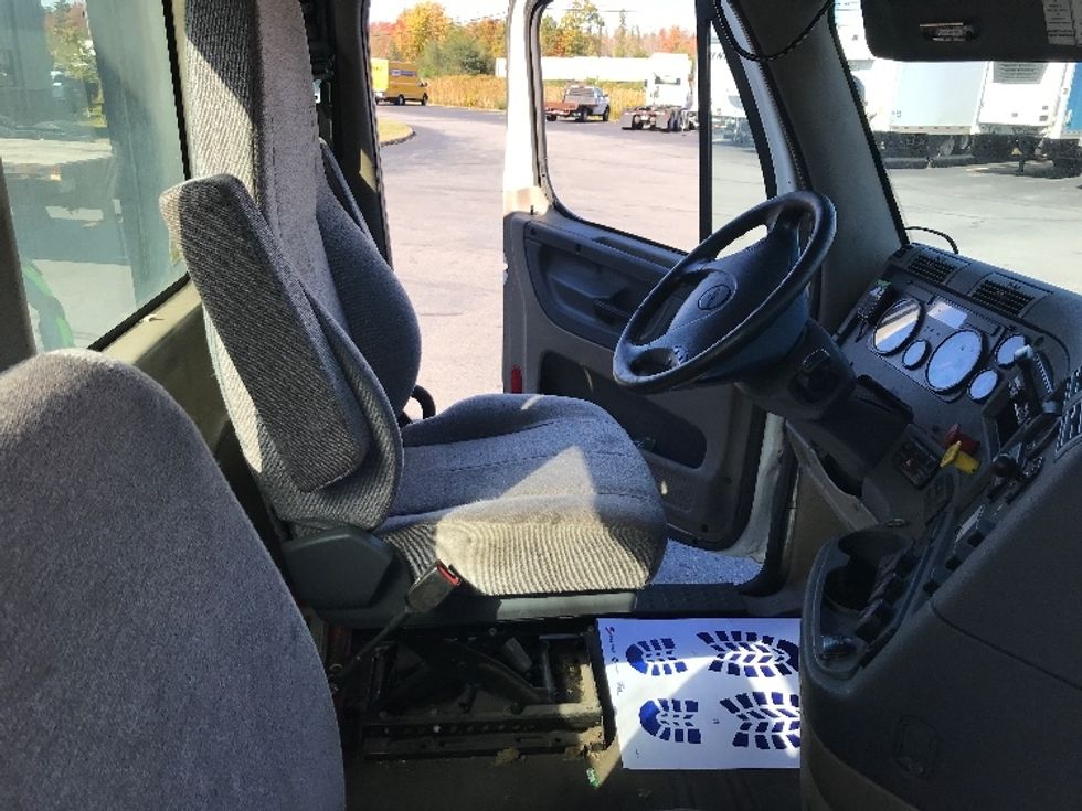 Day Cab Tractor-Heavy Duty Tractors-Freightliner-2018-Cascadia 12564ST-Braintree-MA-585,093\n\t\tmiles-$ 28,750 - Image 14