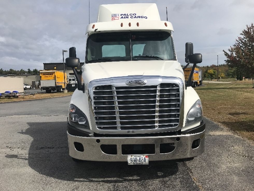 Day Cab Tractor-Heavy Duty Tractors-Freightliner-2018-Cascadia 12564ST-Braintree-MA-585,093\n\t\tmiles-$ 28,750 - Image 2