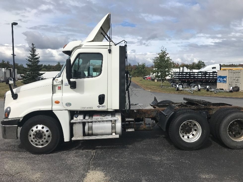 Day Cab Tractor-Heavy Duty Tractors-Freightliner-2018-Cascadia 12564ST-Braintree-MA-585,093\n\t\tmiles-$ 28,750 - Image 4