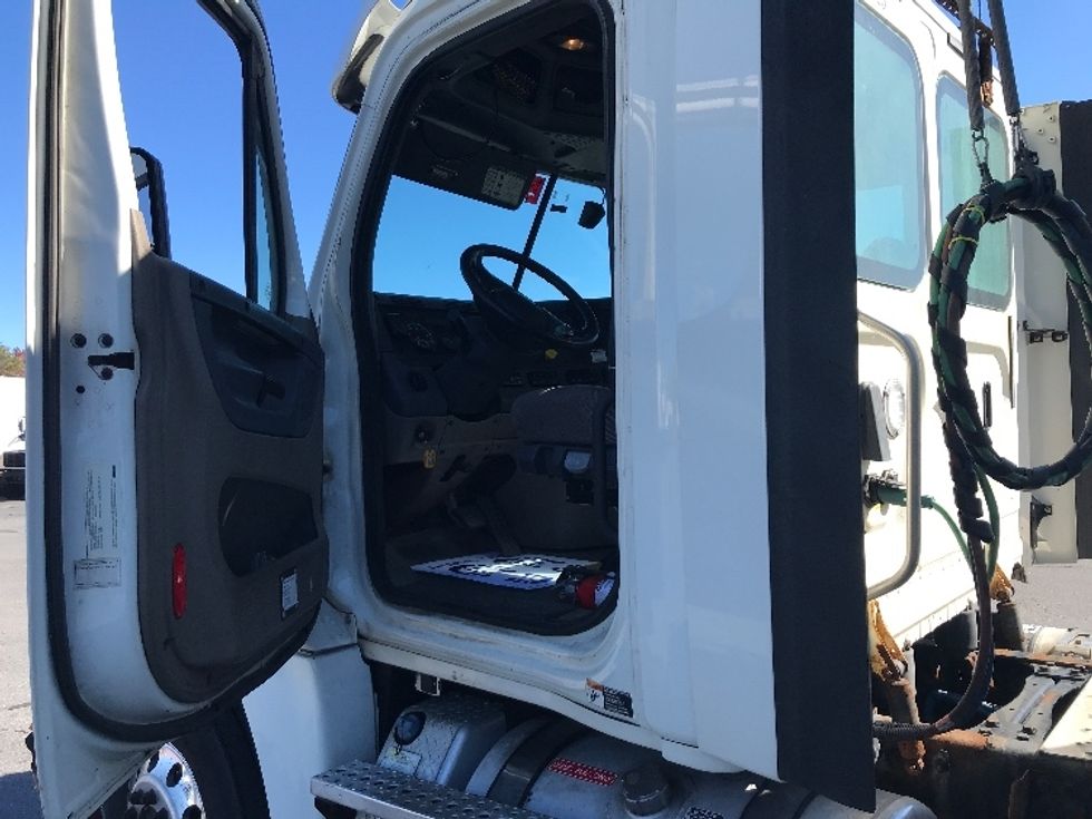 Day Cab Tractor-Heavy Duty Tractors-Freightliner-2018-Cascadia 12564ST-Braintree-MA-585,093\n\t\tmiles-$ 28,750 - Image 9