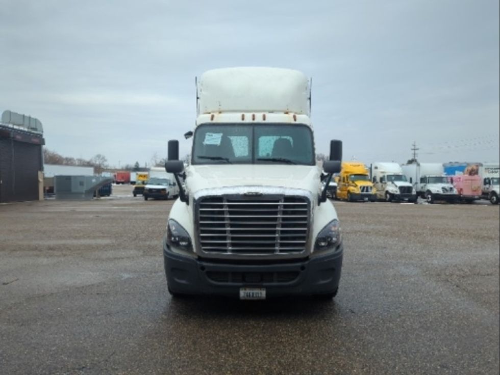Day Cab Tractor-Heavy Duty Tractors-Freightliner-2018-Cascadia 12564ST-Byron Center-MI-272,755\n\t\tmiles-$ 49,250 - Image 2