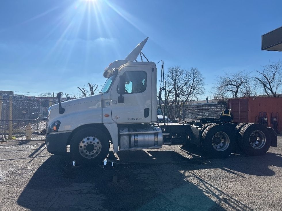 Day Cab Tractor-Heavy Duty Tractors-Freightliner-2018-Cascadia 12564ST-Capitol Heights-MD-224,808\n\t\tmiles-$ 36,250 - Image 4