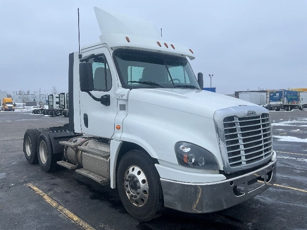 Day Cab Tractor-Heavy Duty Tractors-Freightliner-2018-Cascadia 12564ST-Chatham-ON-947,368\n\t\tkm-$ 32,500 - Image 1