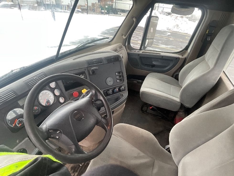 Day Cab Tractor-Heavy Duty Tractors-Freightliner-2018-Cascadia 12564ST-Chatham-ON-947,368\n\t\tkm-$ 32,500 - Image 10