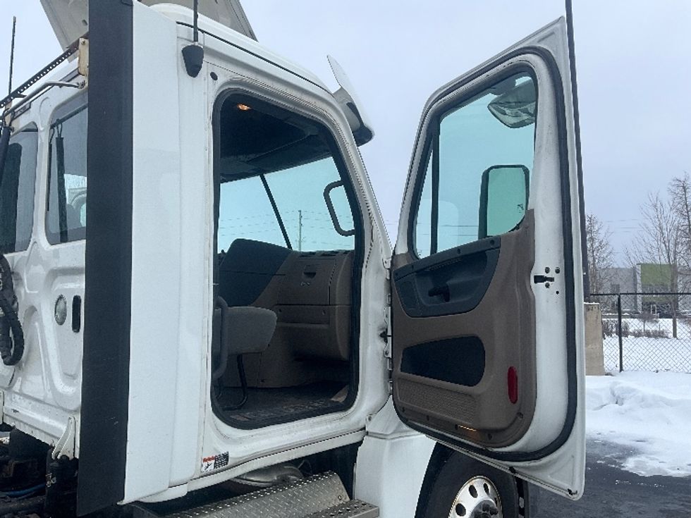 Day Cab Tractor-Heavy Duty Tractors-Freightliner-2018-Cascadia 12564ST-Chatham-ON-947,368\n\t\tkm-$ 32,500 - Image 12