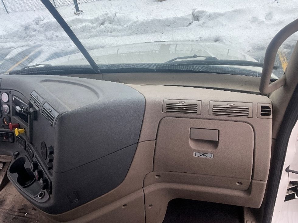 Day Cab Tractor-Heavy Duty Tractors-Freightliner-2018-Cascadia 12564ST-Chatham-ON-947,368\n\t\tkm-$ 32,500 - Image 13