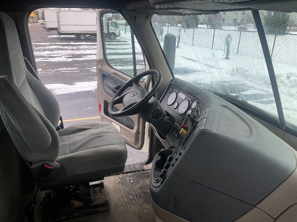Day Cab Tractor-Heavy Duty Tractors-Freightliner-2018-Cascadia 12564ST-Chatham-ON-947,368\n\t\tkm-$ 32,500 - Image 14