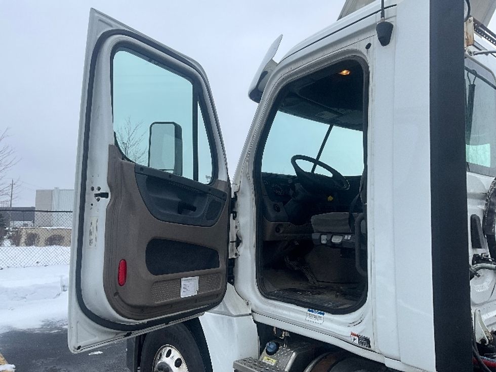 Day Cab Tractor-Heavy Duty Tractors-Freightliner-2018-Cascadia 12564ST-Chatham-ON-947,368\n\t\tkm-$ 32,500 - Image 9