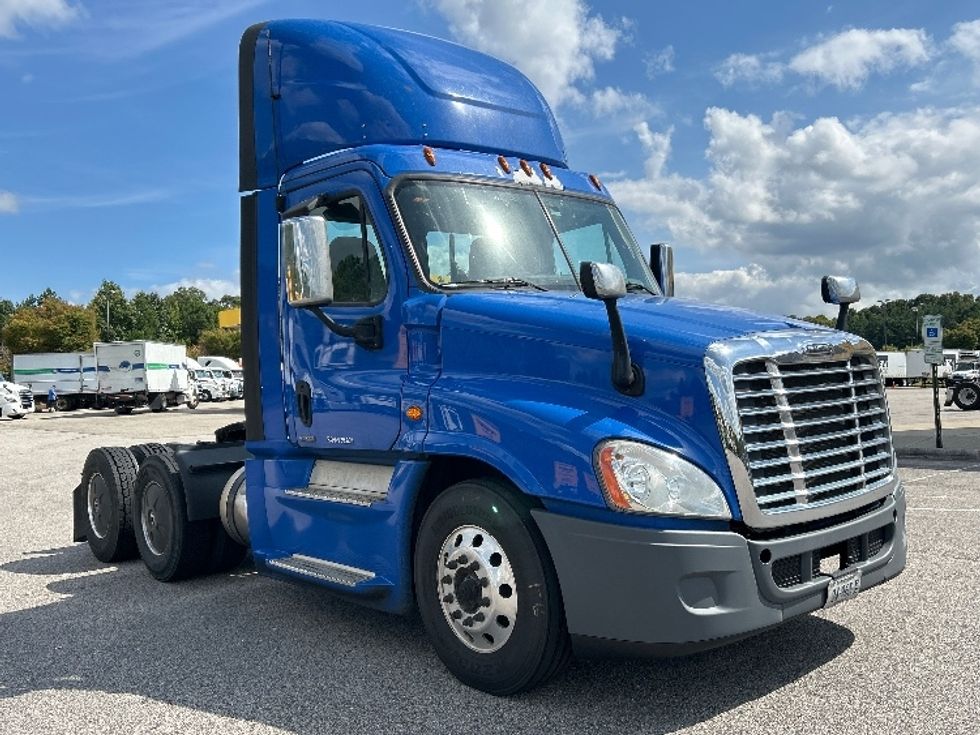 Day Cab Tractor-Heavy Duty Tractors-Freightliner-2018-Cascadia 12564ST-Chester-VA-516,659\n\t\tmiles-$ 37,750 - Image 1