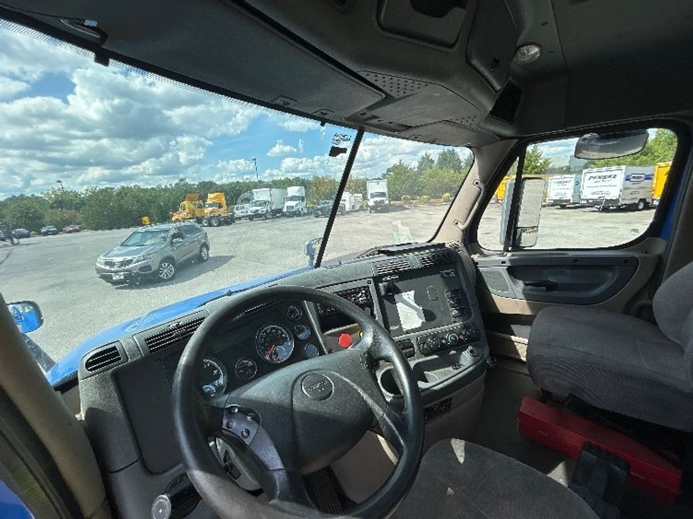 Day Cab Tractor-Heavy Duty Tractors-Freightliner-2018-Cascadia 12564ST-Chester-VA-516,659\n\t\tmiles-$ 37,750 - Image 10