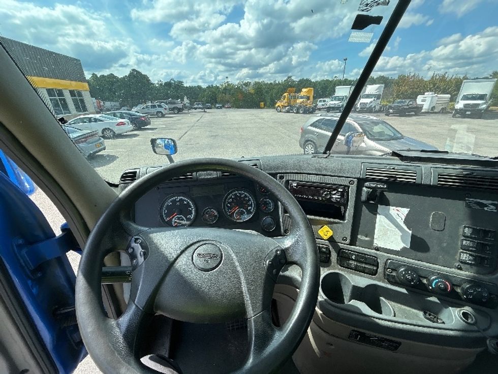 Day Cab Tractor-Heavy Duty Tractors-Freightliner-2018-Cascadia 12564ST-Chester-VA-516,659\n\t\tmiles-$ 37,750 - Image 11