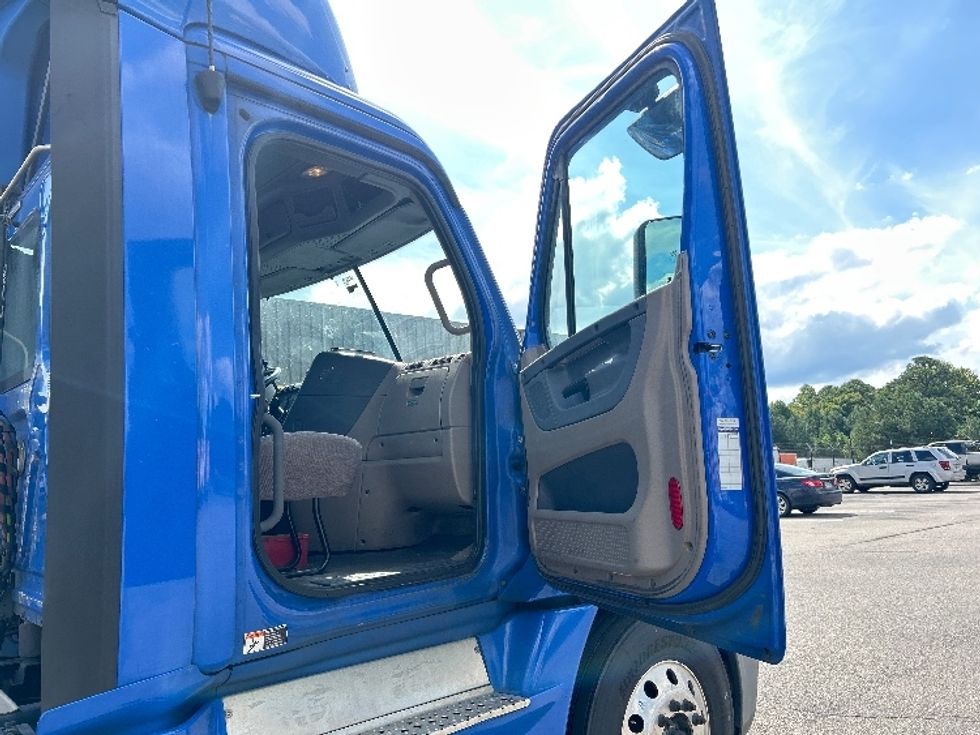 Day Cab Tractor-Heavy Duty Tractors-Freightliner-2018-Cascadia 12564ST-Chester-VA-516,659\n\t\tmiles-$ 37,750 - Image 12