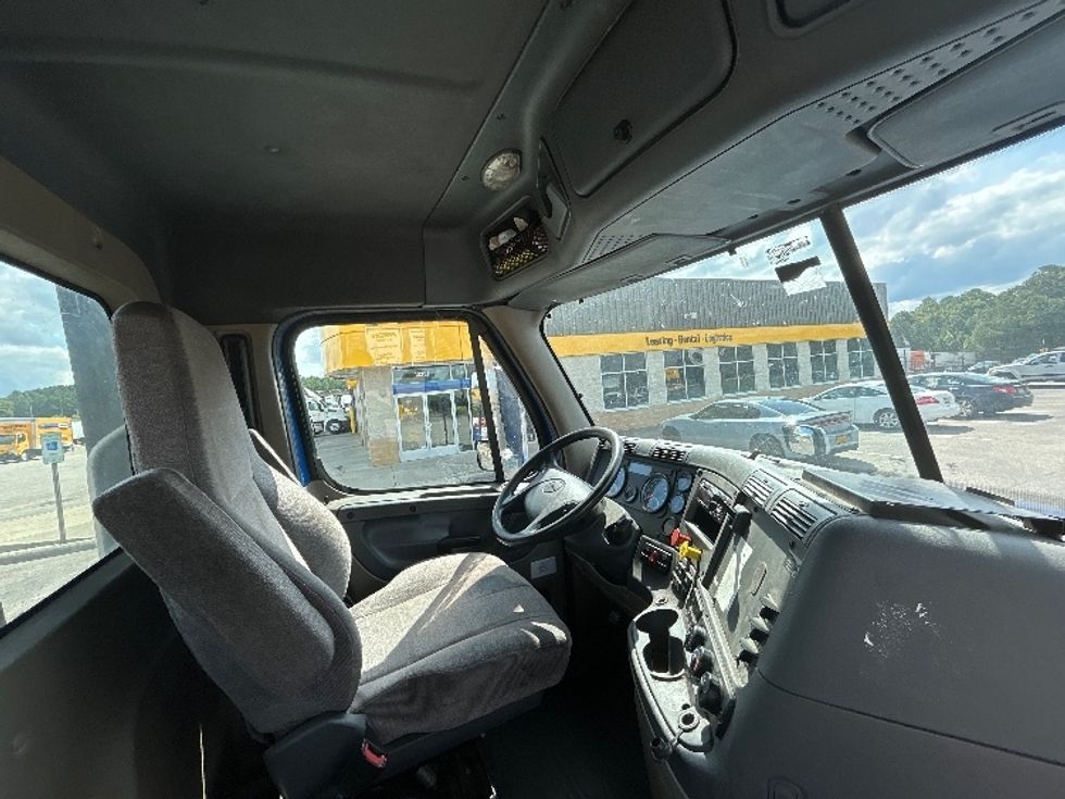 Day Cab Tractor-Heavy Duty Tractors-Freightliner-2018-Cascadia 12564ST-Chester-VA-516,659\n\t\tmiles-$ 37,750 - Image 14