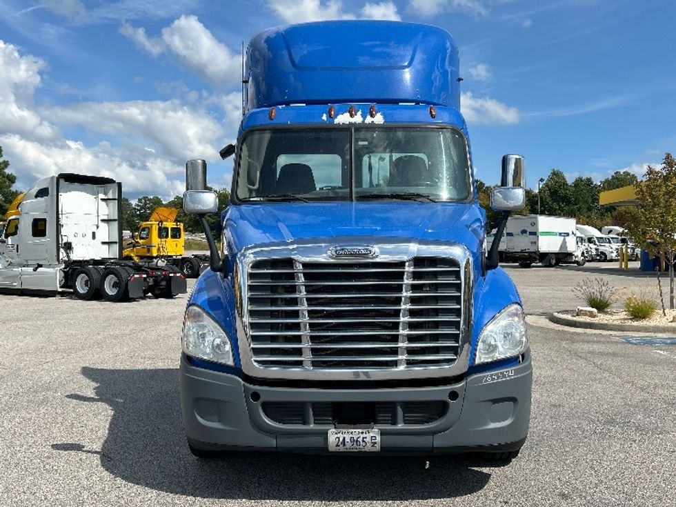 Day Cab Tractor-Heavy Duty Tractors-Freightliner-2018-Cascadia 12564ST-Chester-VA-516,659\n\t\tmiles-$ 37,750 - Image 2