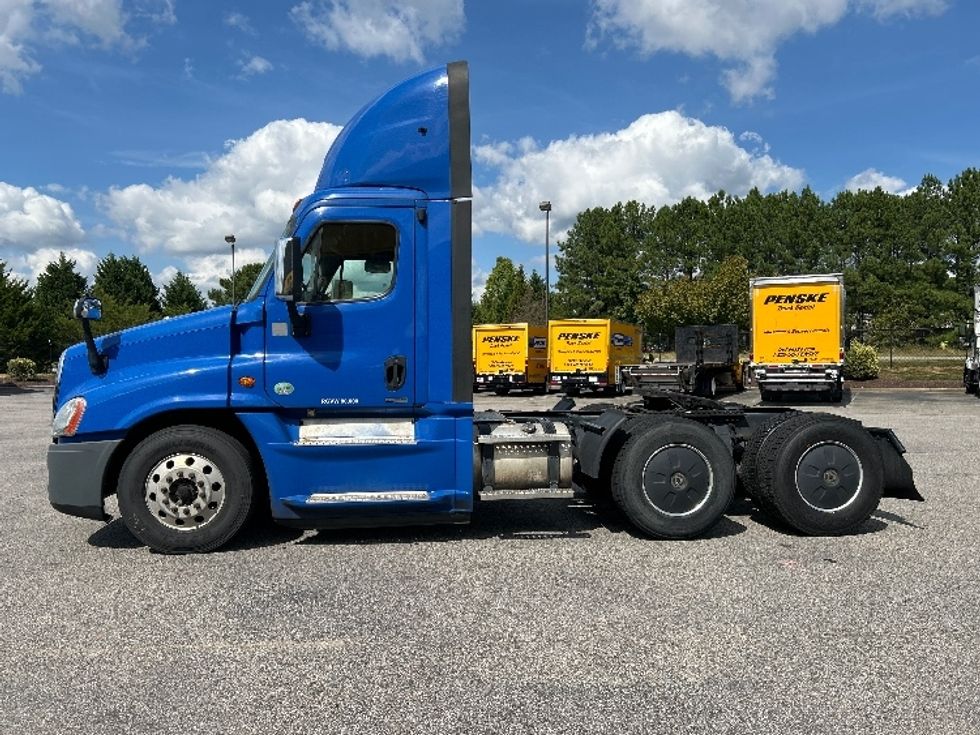 Day Cab Tractor-Heavy Duty Tractors-Freightliner-2018-Cascadia 12564ST-Chester-VA-516,659\n\t\tmiles-$ 37,750 - Image 4