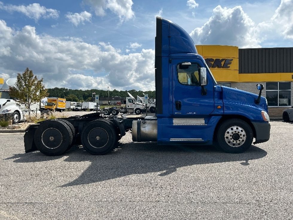Day Cab Tractor-Heavy Duty Tractors-Freightliner-2018-Cascadia 12564ST-Chester-VA-516,659\n\t\tmiles-$ 37,750 - Image 8