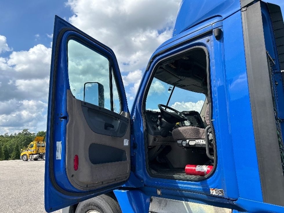 Day Cab Tractor-Heavy Duty Tractors-Freightliner-2018-Cascadia 12564ST-Chester-VA-516,659\n\t\tmiles-$ 37,750 - Image 9