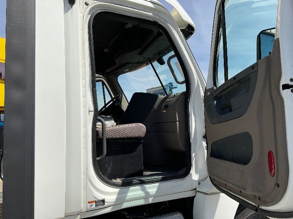 Day Cab Tractor-Heavy Duty Tractors-Freightliner-2018-Cascadia 12564ST-Chicopee-MA-515,264\n\t\tmiles-$ 30,250 - Image 12