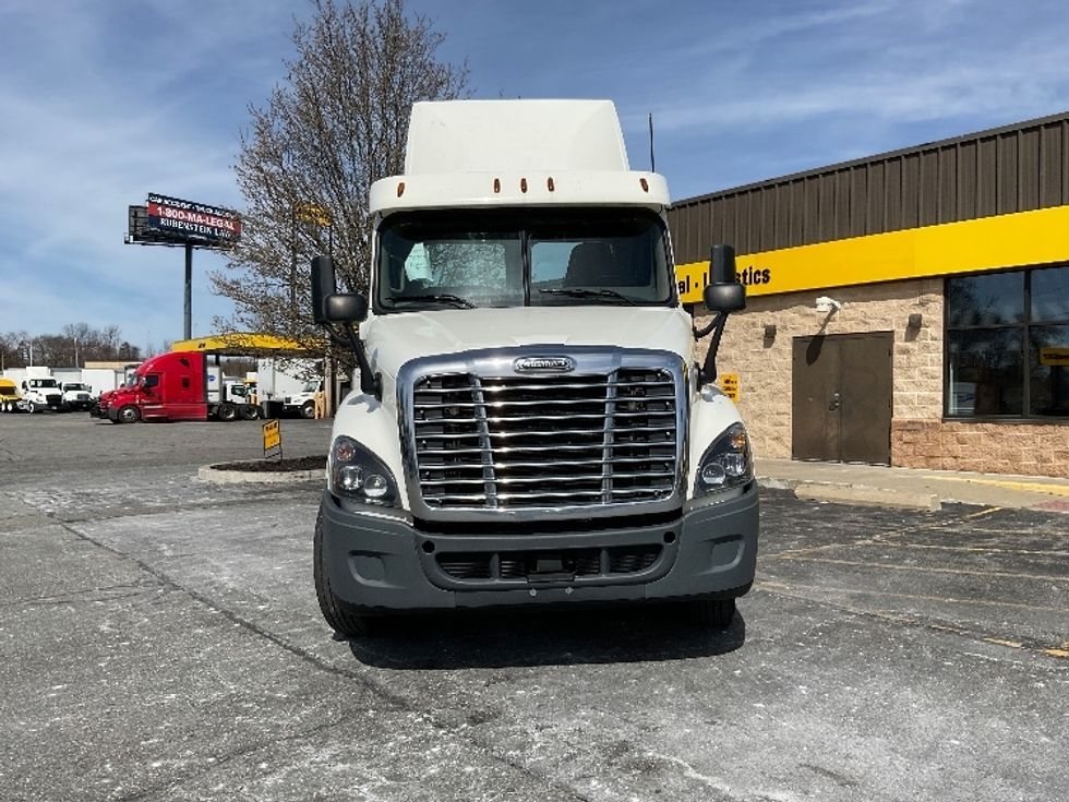 2018 Freightliner Cascadia 125" Sleeper Cab photo 2