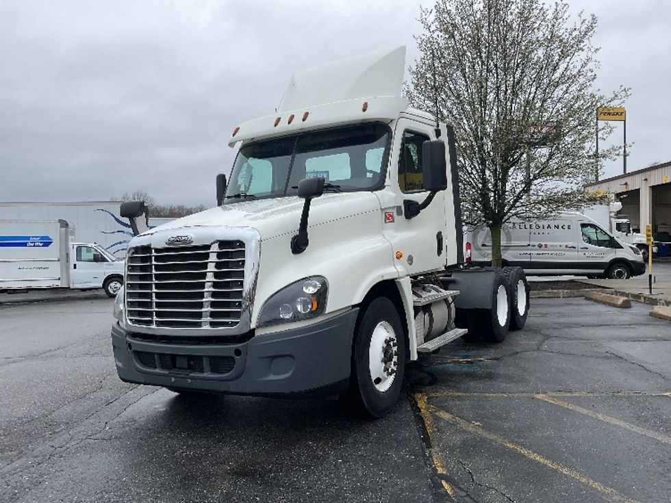 2018 Freightliner Cascadia 125" Sleeper Cab photo 3