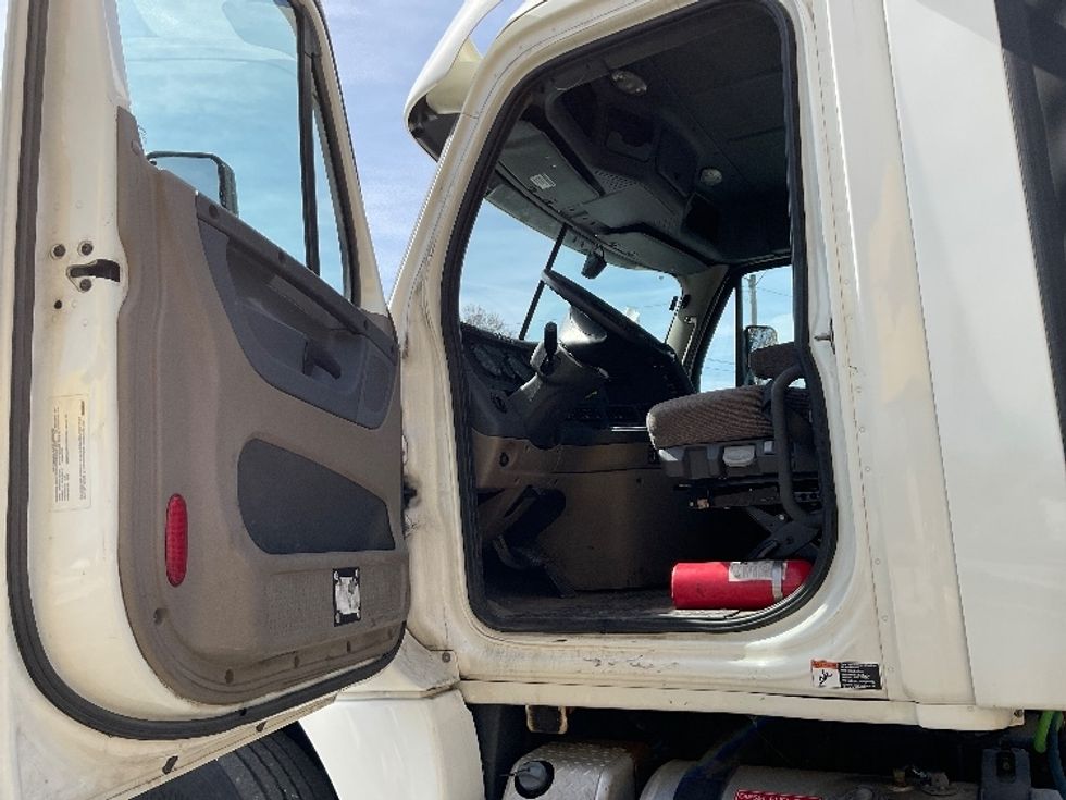 Day Cab Tractor-Heavy Duty Tractors-Freightliner-2018-Cascadia 12564ST-Chicopee-MA-515,264\n\t\tmiles-$ 30,250 - Image 9