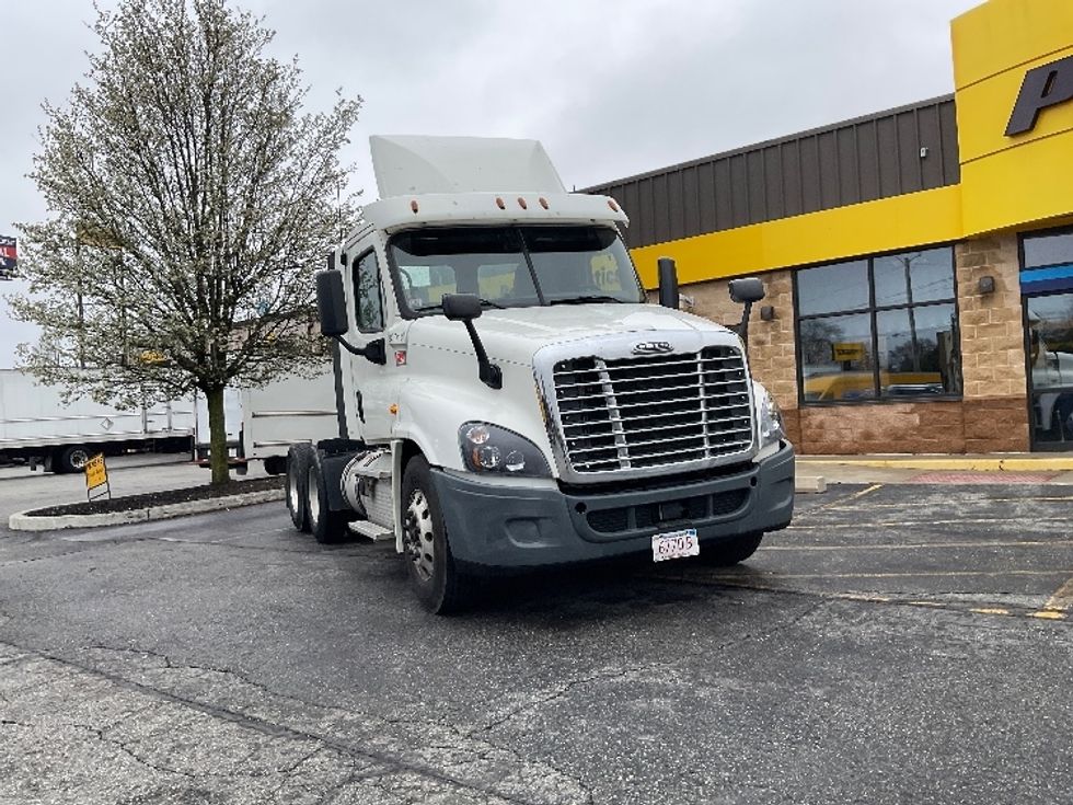 Day Cab Tractor-Heavy Duty Tractors-Freightliner-2018-Cascadia 12564ST-Chicopee-MA-590,108\n\t\tmiles-$ 26,000 - Image 1