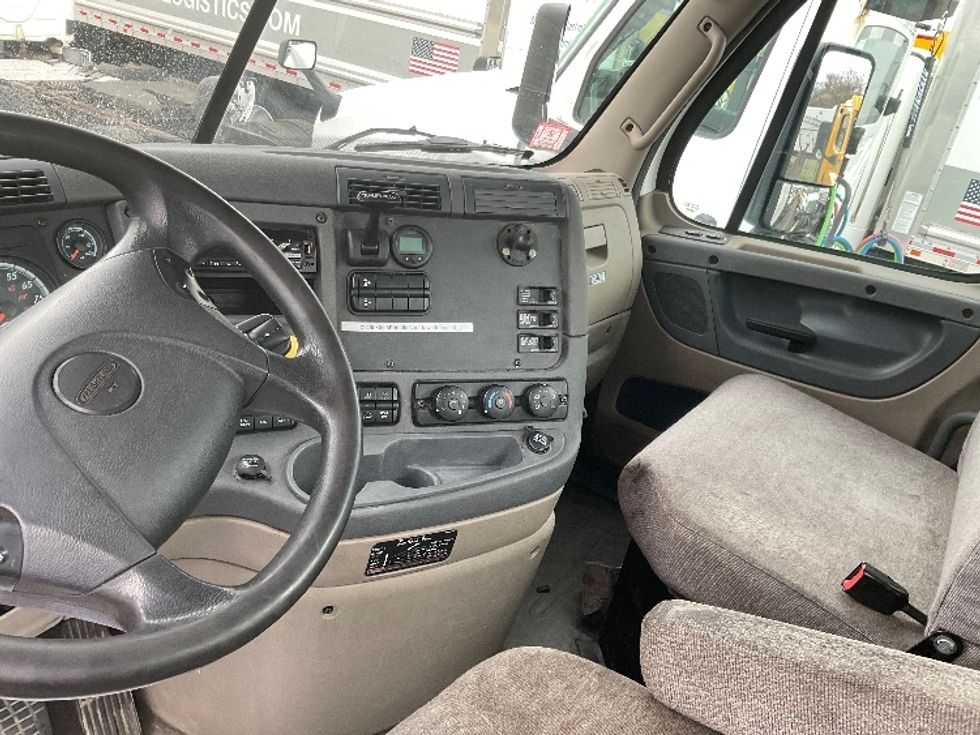 Day Cab Tractor-Heavy Duty Tractors-Freightliner-2018-Cascadia 12564ST-Chicopee-MA-590,108\n\t\tmiles-$ 26,000 - Image 10