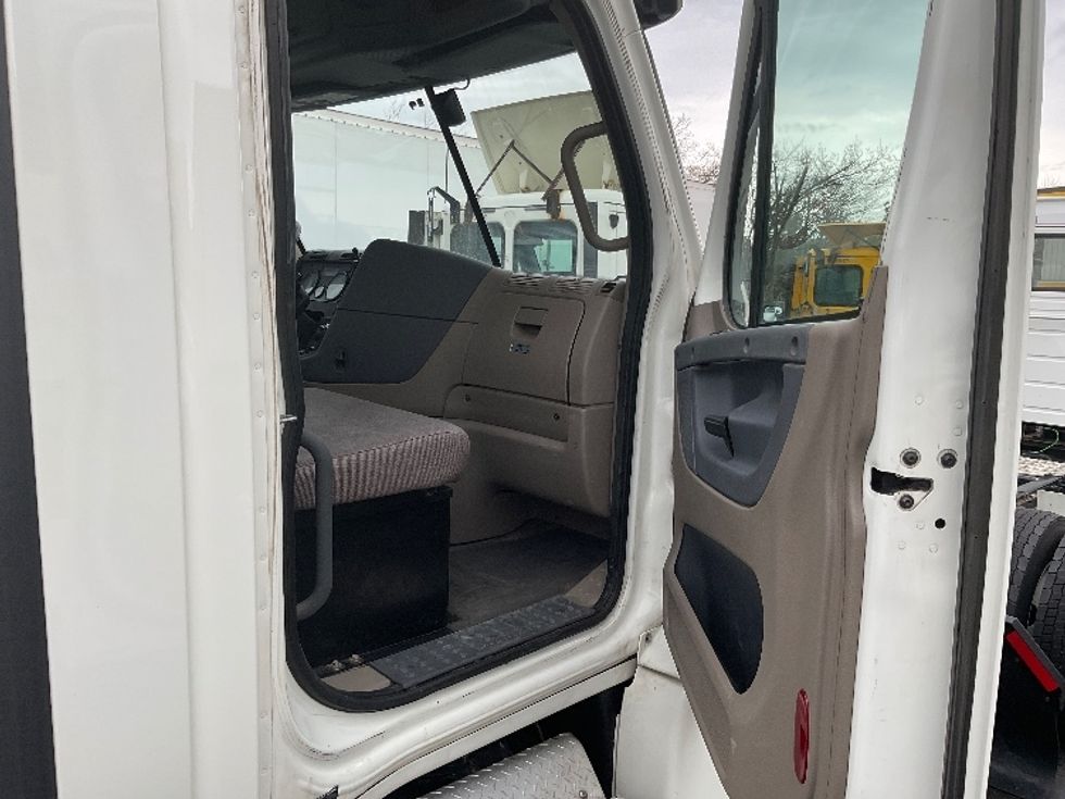 Day Cab Tractor-Heavy Duty Tractors-Freightliner-2018-Cascadia 12564ST-Chicopee-MA-590,108\n\t\tmiles-$ 26,000 - Image 12