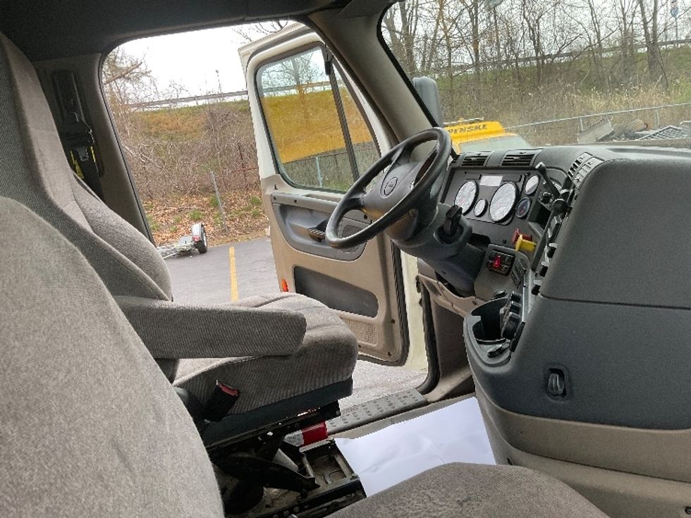 Day Cab Tractor-Heavy Duty Tractors-Freightliner-2018-Cascadia 12564ST-Chicopee-MA-590,108\n\t\tmiles-$ 26,000 - Image 14