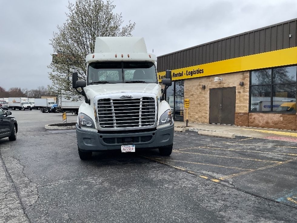 Day Cab Tractor-Heavy Duty Tractors-Freightliner-2018-Cascadia 12564ST-Chicopee-MA-590,108\n\t\tmiles-$ 26,000 - Image 2