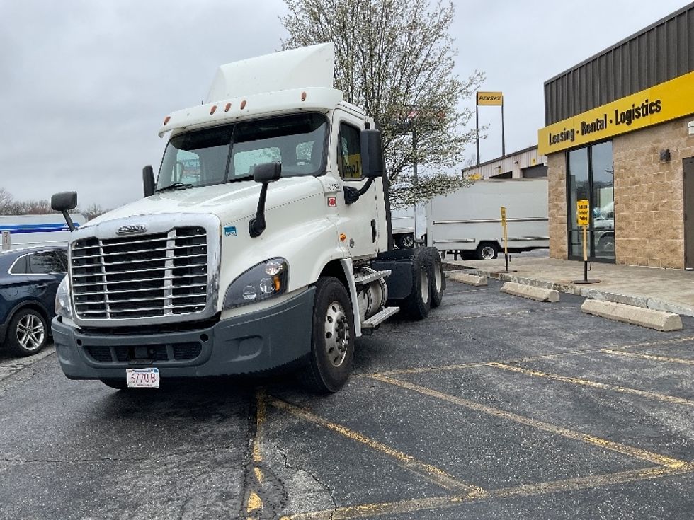 Day Cab Tractor-Heavy Duty Tractors-Freightliner-2018-Cascadia 12564ST-Chicopee-MA-590,108\n\t\tmiles-$ 26,000 - Image 3