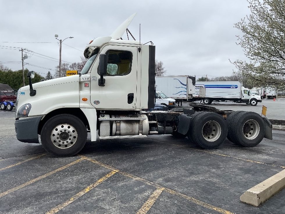 Day Cab Tractor-Heavy Duty Tractors-Freightliner-2018-Cascadia 12564ST-Chicopee-MA-590,108\n\t\tmiles-$ 26,000 - Image 4