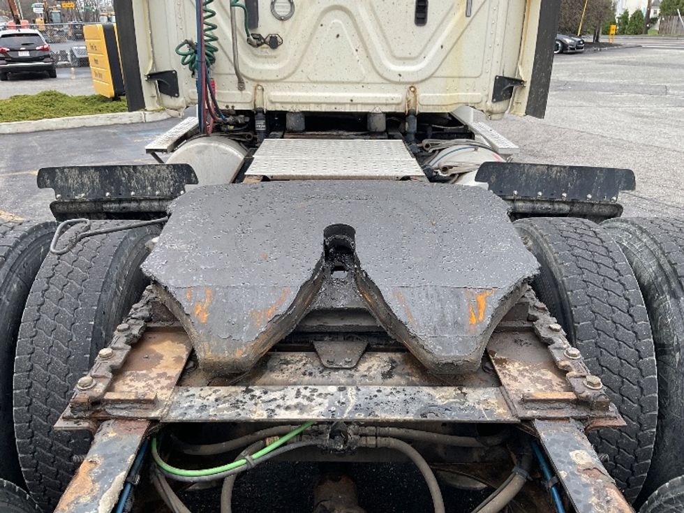 Day Cab Tractor-Heavy Duty Tractors-Freightliner-2018-Cascadia 12564ST-Chicopee-MA-590,108\n\t\tmiles-$ 26,000 - Image 6