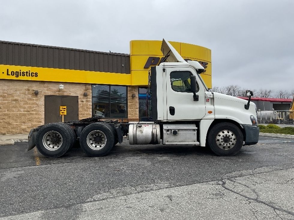 Day Cab Tractor-Heavy Duty Tractors-Freightliner-2018-Cascadia 12564ST-Chicopee-MA-590,108\n\t\tmiles-$ 26,000 - Image 8