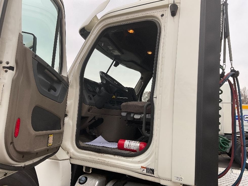 Day Cab Tractor-Heavy Duty Tractors-Freightliner-2018-Cascadia 12564ST-Chicopee-MA-590,108\n\t\tmiles-$ 26,000 - Image 9