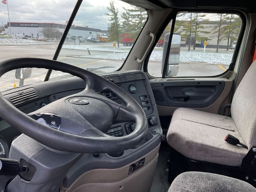 Day Cab Tractor-Heavy Duty Tractors-Freightliner-2018-Cascadia 12564ST-Cincinnati-OH-551,681\n\t\tmiles-$ 33,000 - Image 10