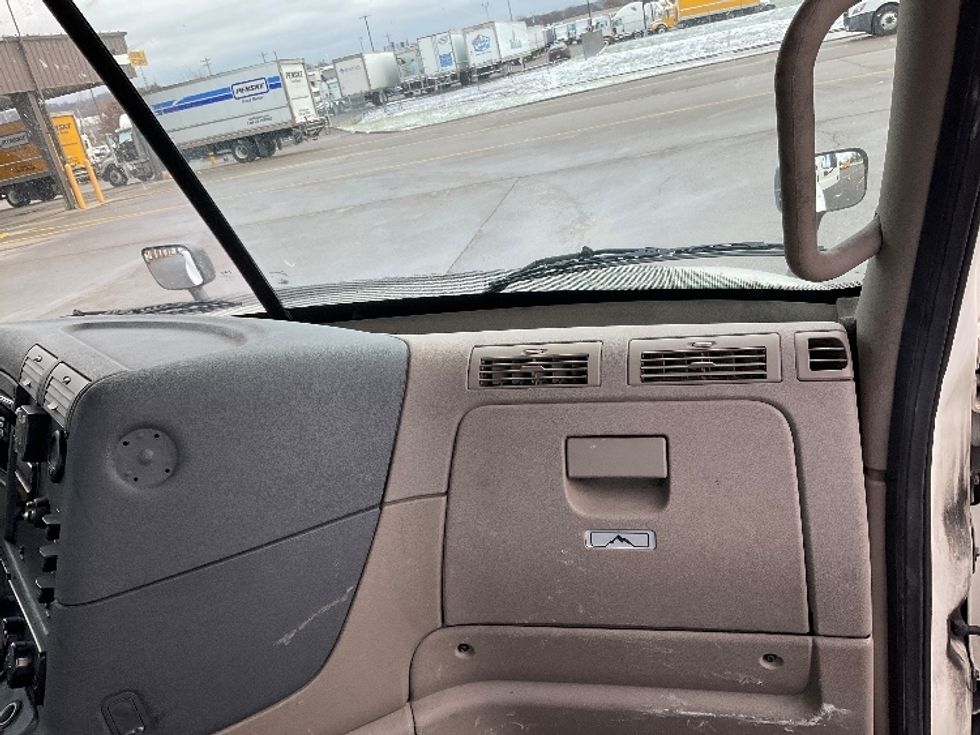 Day Cab Tractor-Heavy Duty Tractors-Freightliner-2018-Cascadia 12564ST-Cincinnati-OH-551,681\n\t\tmiles-$ 33,000 - Image 13
