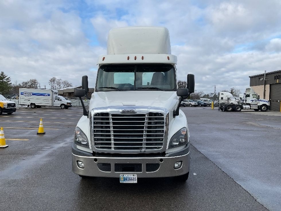 Day Cab Tractor-Heavy Duty Tractors-Freightliner-2018-Cascadia 12564ST-Cincinnati-OH-551,681\n\t\tmiles-$ 33,000 - Image 2