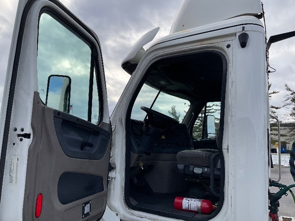 Day Cab Tractor-Heavy Duty Tractors-Freightliner-2018-Cascadia 12564ST-Cincinnati-OH-551,681\n\t\tmiles-$ 33,000 - Image 9