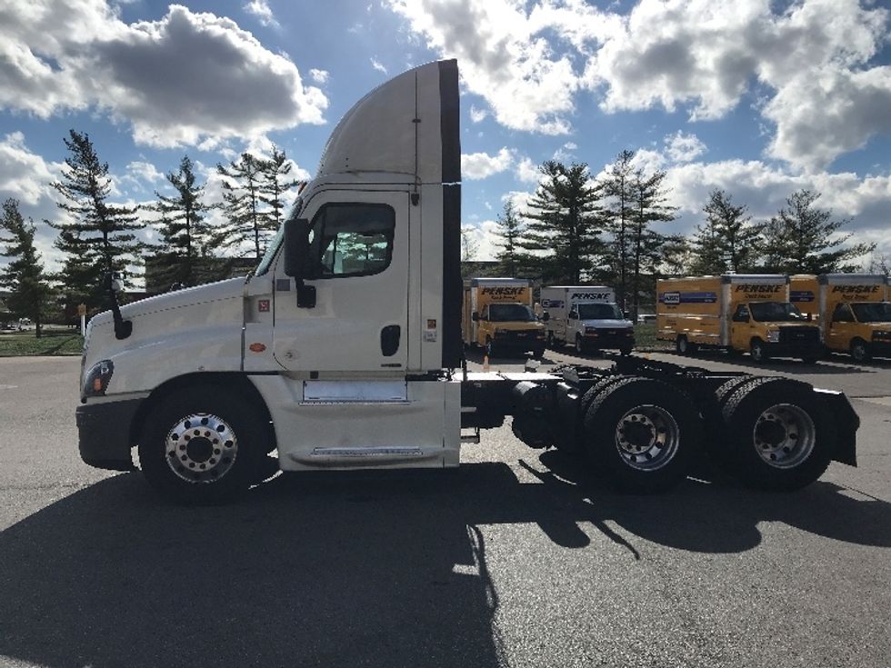 Day Cab Tractor-Heavy Duty Tractors-Freightliner-2018-Cascadia 12564ST-Cincinnati-OH-584,227\n\t\tmiles-$ 32,250 - Image 4