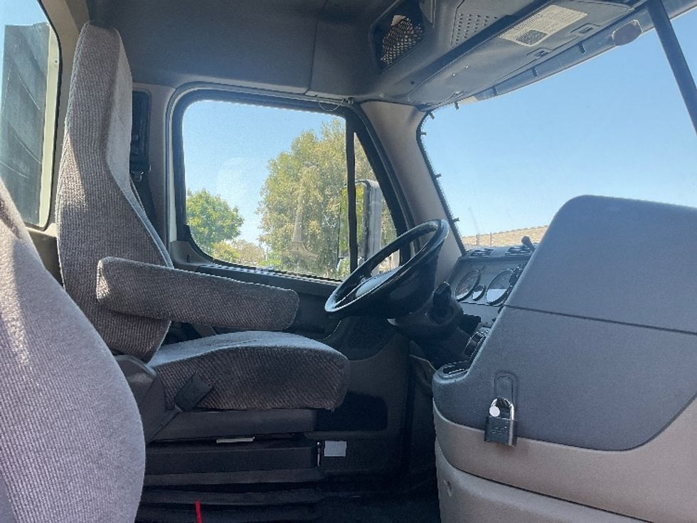 2018 Freightliner Cascadia 125" Sleeper Cab photo 14