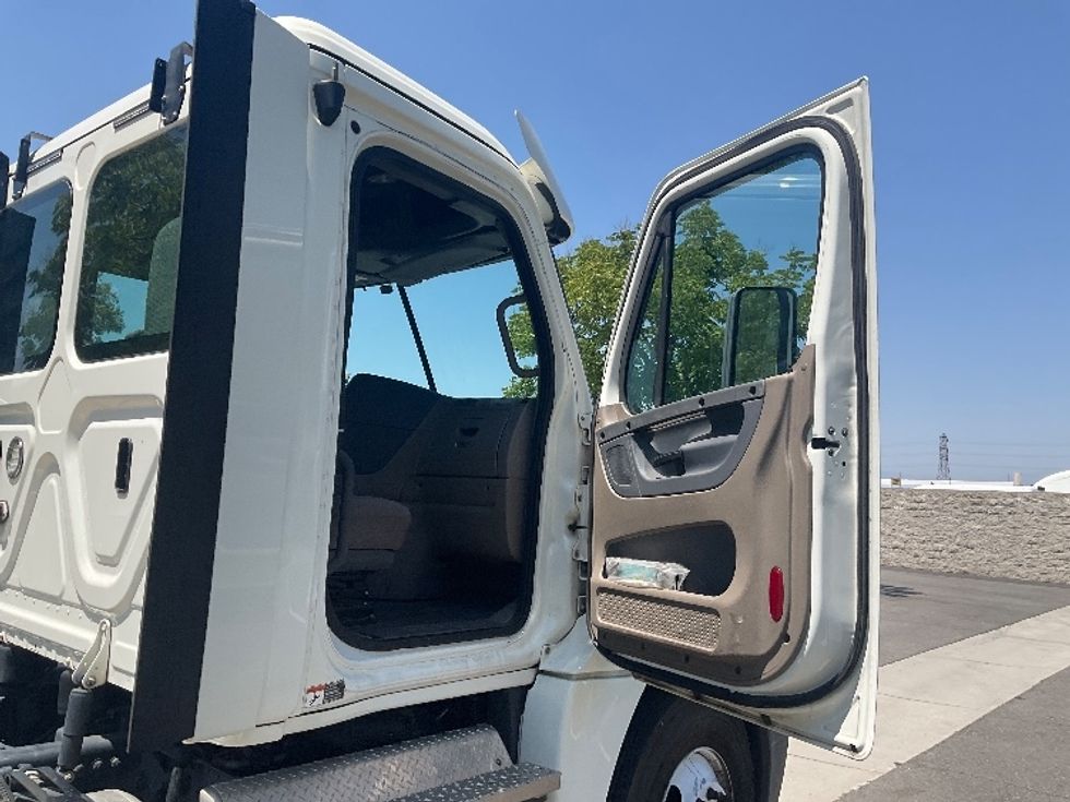 2018 Freightliner Cascadia 125" Sleeper Cab photo 12