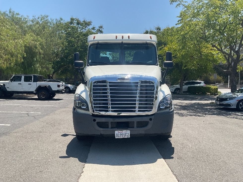 2018 Freightliner Cascadia 125" Sleeper Cab photo 2
