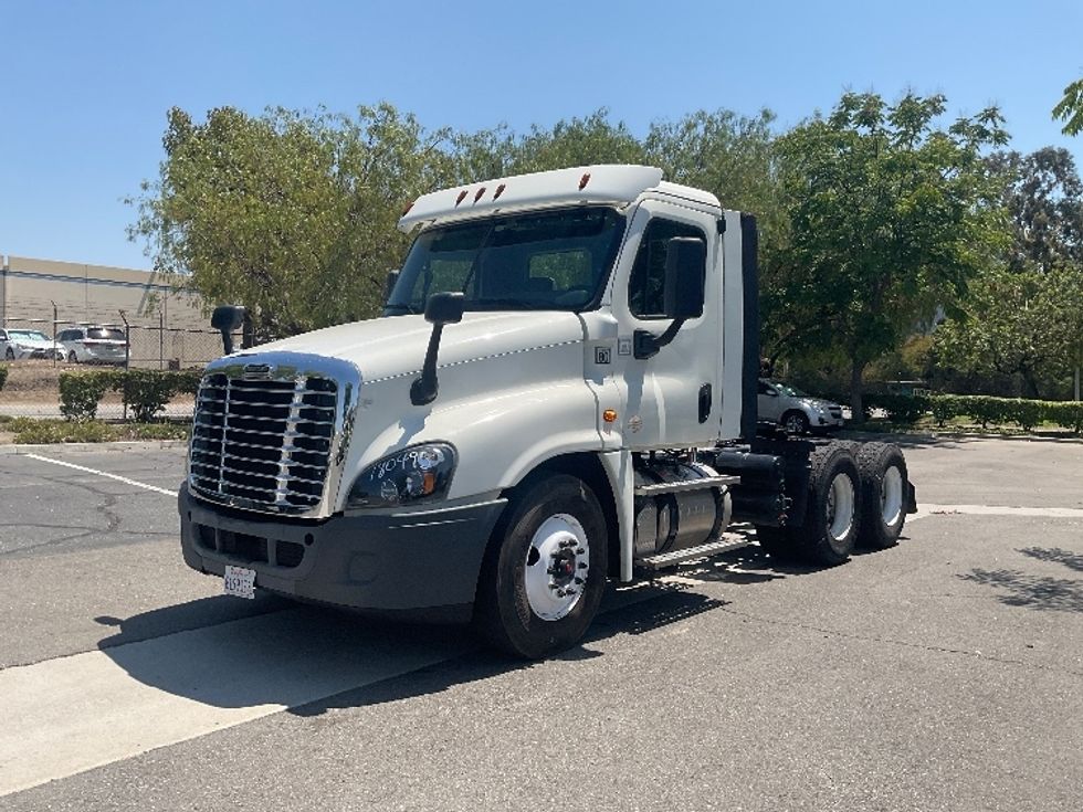 2018 Freightliner Cascadia 125" Sleeper Cab photo 3